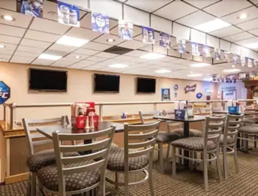 Ramada By Wyndham Paintsville Hotel & Conference Center Exteriör bild