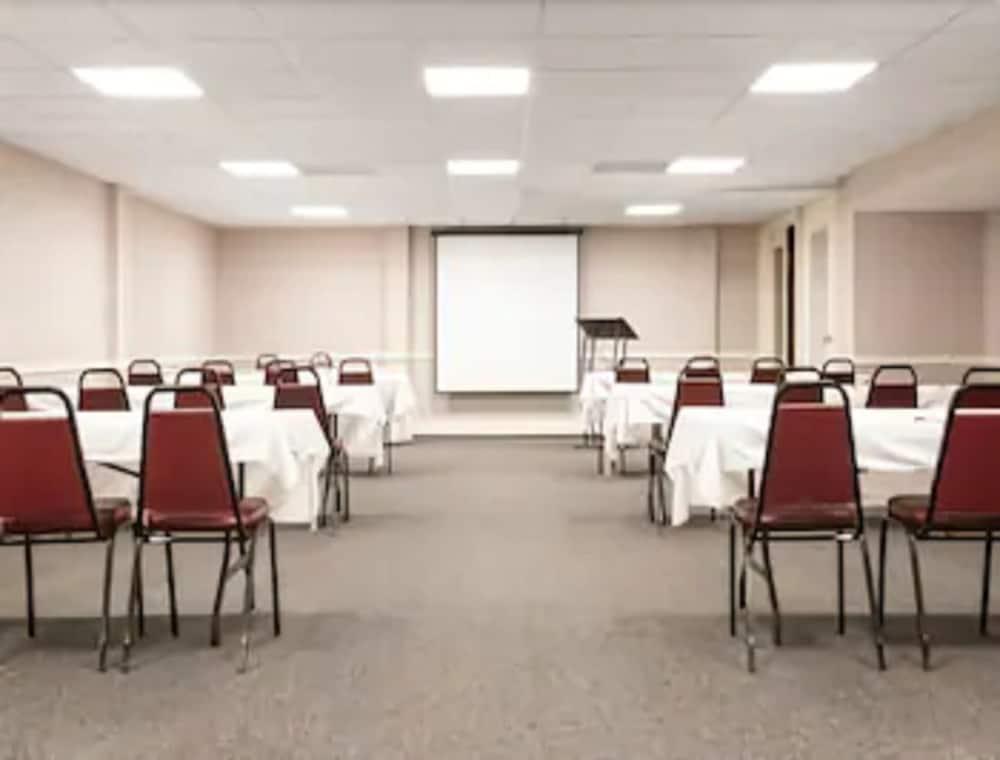 Ramada By Wyndham Paintsville Hotel & Conference Center Exteriör bild
