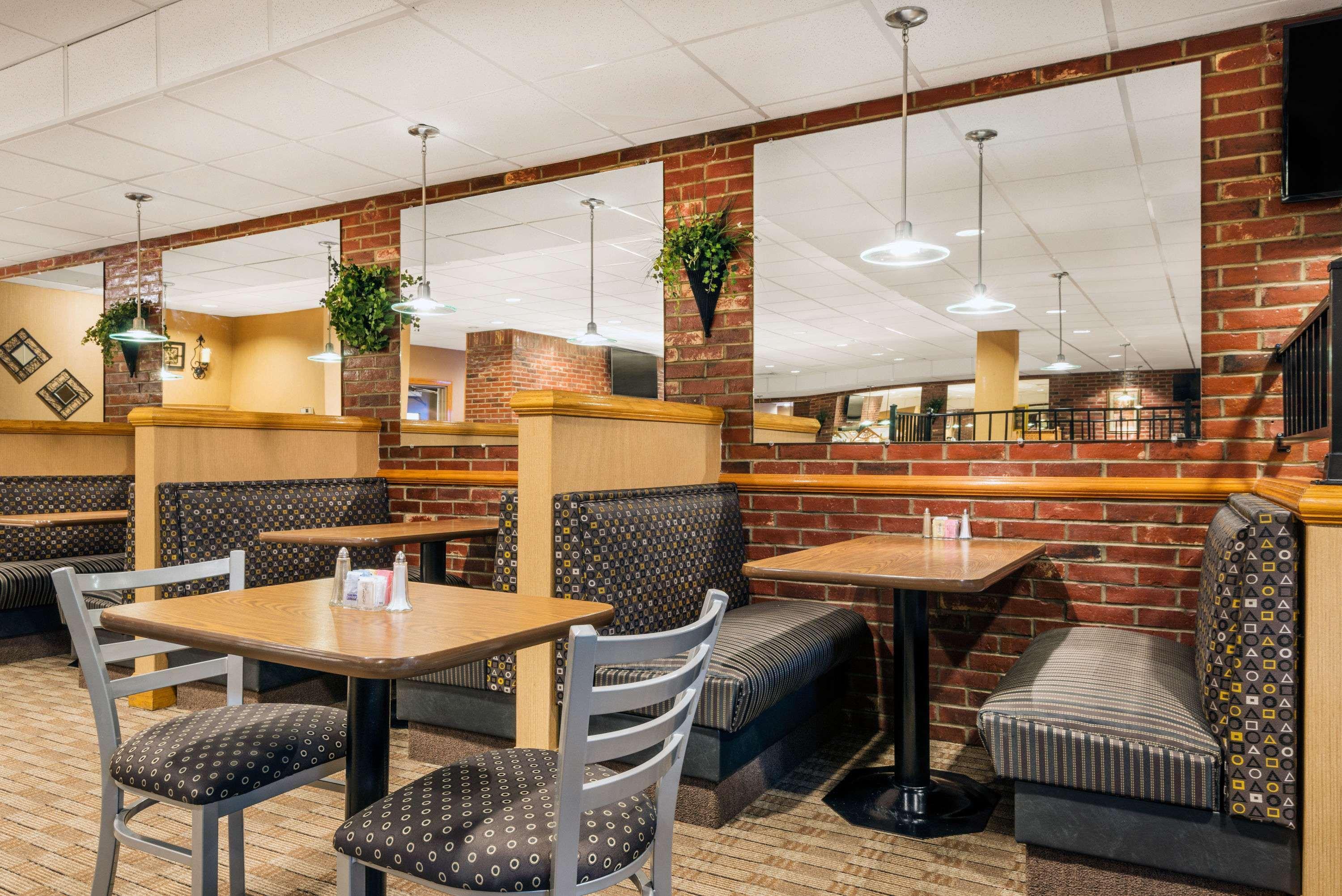 Ramada By Wyndham Paintsville Hotel & Conference Center Exteriör bild