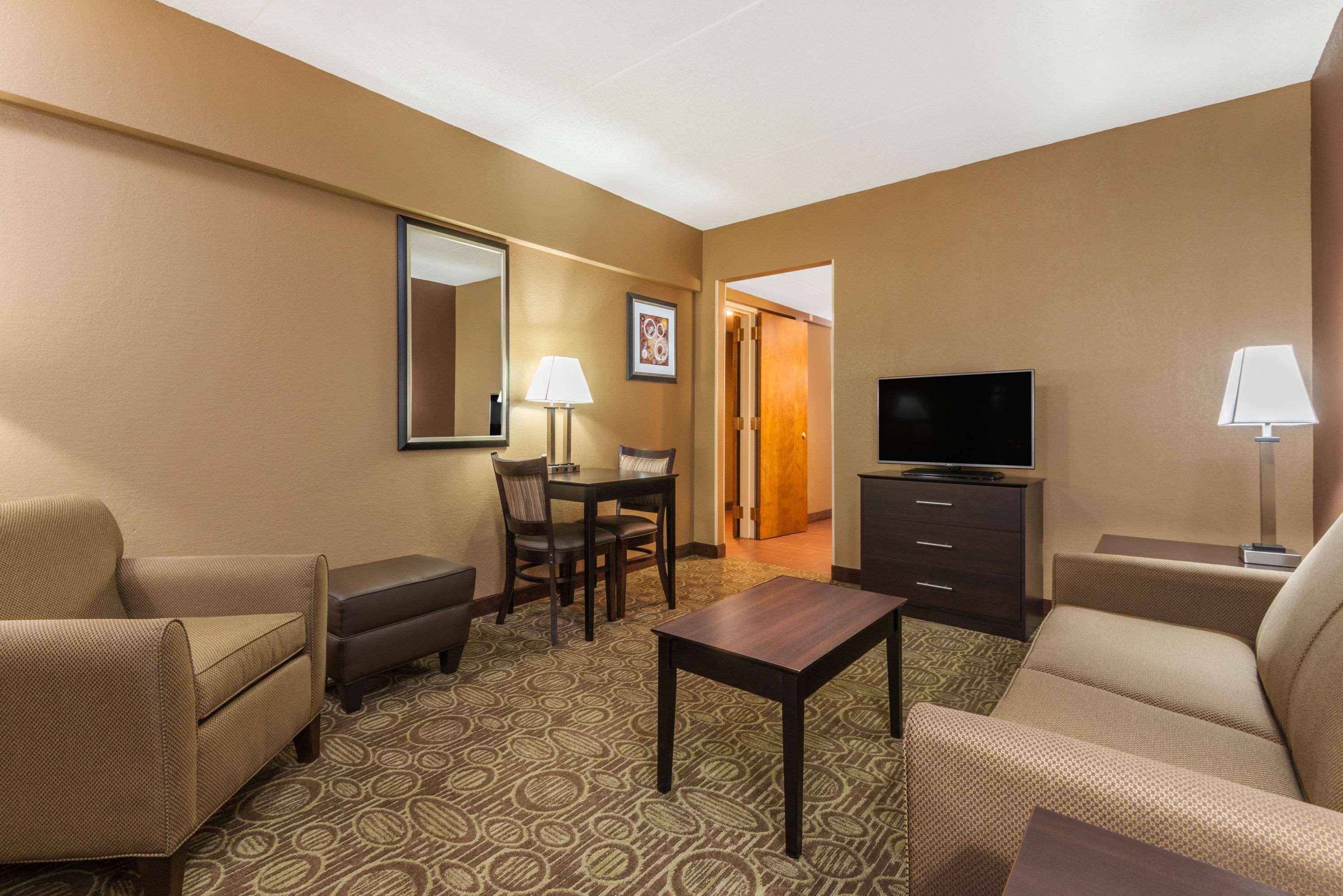 Ramada By Wyndham Paintsville Hotel & Conference Center Exteriör bild